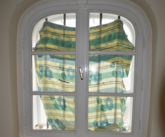 Okno dvoukřídlé špaletové obloukové rohy, imitace historického s dvojsklem, smrkové dřevo, nátěr krycí barvou.
