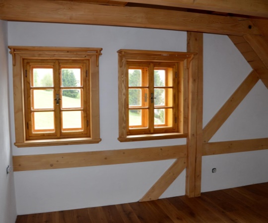 Okna špaletová dvoukřídlá, včetně obložky s garnyží, smrk, drásaný, nátěr lazurou.