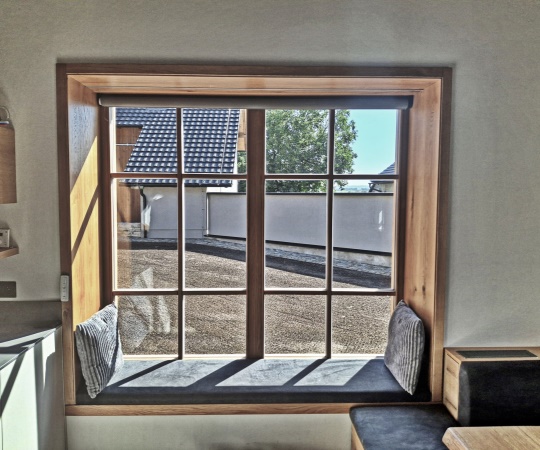 Sedací okno z dubu
Fixní eurookno 78 s izolačním trojsklem a dubovou obložkou. Povrch je ošetřen UV ochranným olejem OSMO, který podtrhne krásu dubového dřeva. Tento typ okna je ideální jako okenní lavice, sedací výklenek nebo prostě sedací okno – místo k odpočinku s výhledem ven.