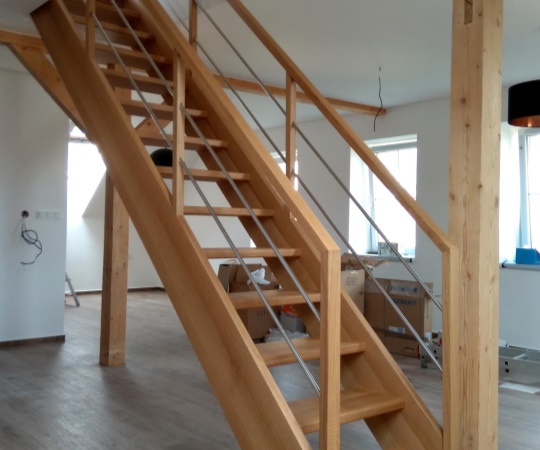 Moderní samonosné příme schody, včetně zábradlí, vyrobeny z dubového dřeva, nátěr olejem. Výplň zábradlí nerezové tyče.