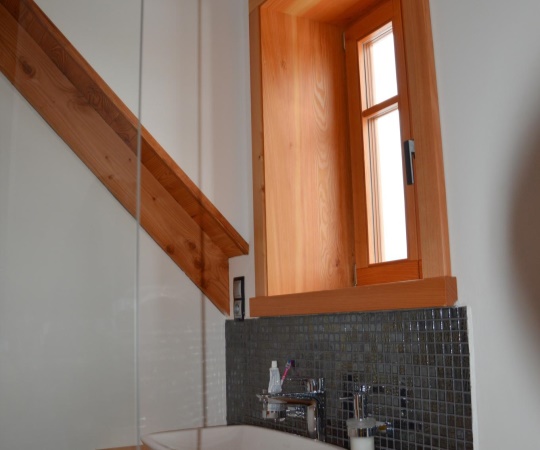 Koupelnový stolek "fošna" trčící ze stěny, dřevo borovice douglaska, drásané, nátěr olejem.