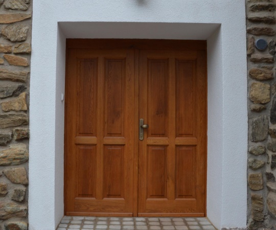 Garážová vrata, kazetová, v rámové zárubni, dubové dřevo, nátěr lazurou