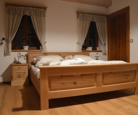 Manželská postel, dubové dřevo, drásané, nastřik transparentním supermatným lakem