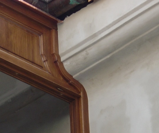 Detail, pavlačová stěna, sestava oken a kazet, dubový masiv, nátěr lazurou.