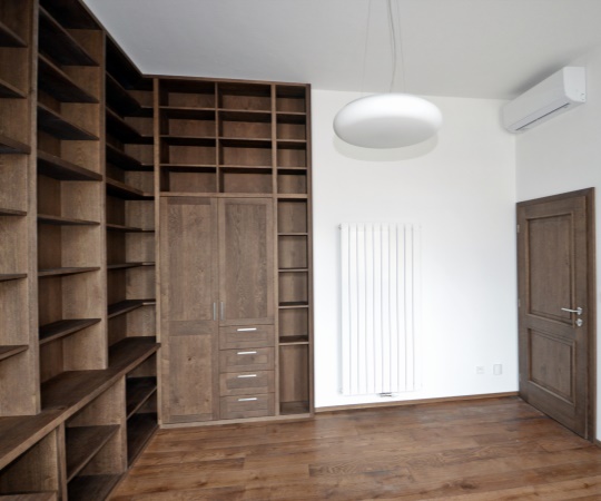 Minimalistický, avšak elegantní design a maximální využití prostoru. I takto by se dala popsat tato 320 cm vysoká knihovna s vestavným psacím stolem a šatní skříní, kde všechny pohledové části jsou vyrobeny z dubového masivu, drásaný povrch, mořený a lakovaný lakem s natur efektem.