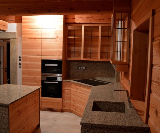 Kuchyň v moderním stylu, s důrazem na kresbu dřeva. Pohledové části dřevo douglaska, drásané, nátěr olejem. Otvírání Tip-On. Kamenná pracovní deska.