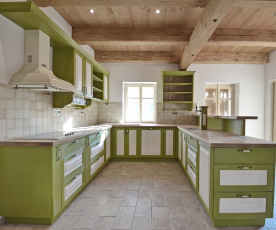 Kuchyň vyrobená na míru pro roubenku ctí poctivý venkovský styl. Pohledové části jsou ze smrkového kartáčovaného dřeva s jemným bílým a zeleným nátěrem, který nechává krásně vyniknout strukturu dřeva. Celek doplňuje masivní dubová pracovní deska, keramický dřez a vestavné retro spotřebiče značky SMEG. Pro chvíle domácí pohody u piva je kuchyň vybavena i výčepním zařízením se stojanem v barvách celé kuchyně. Vyrobeno pro www.podkrakonosovem.cz