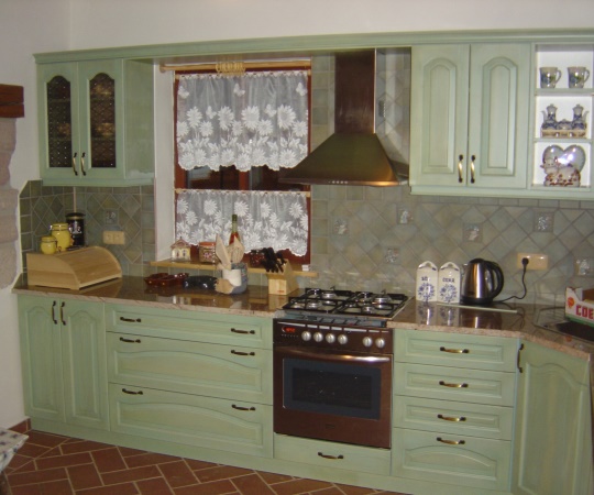 Kuchyň korpusy lamino, pohledové části smrkové dřevo, pracovní deska přírodní kámen, mořená, nástřik transparentní lak.