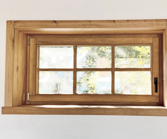 Okno jednokřídlé s dubovou obložkou, profil 78 s trojsklem, smrkové dřevo, nátěr lazurou.