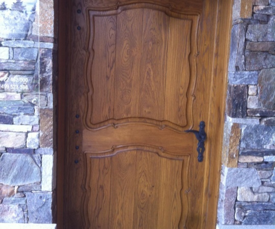 Vstupní dveře z dubového dřeva, drásané s ruční řezbou, nátěr lazurou.