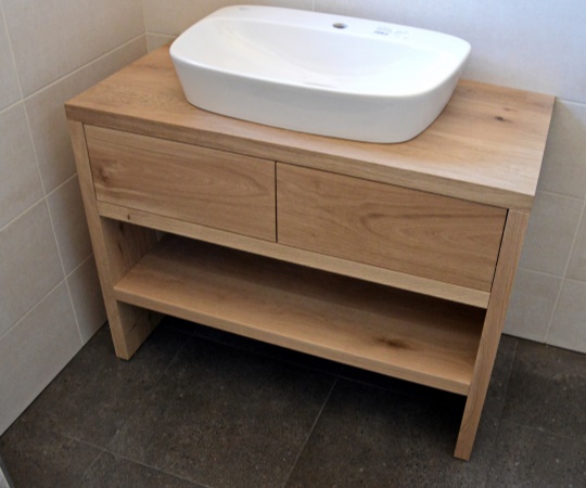 Koupelnový stolek pod umývadlo s tip-on zásuvkami, provedení dubový masiv, drásaný, nástřik lakem s natur efektem. 1000x760x500 (š*v*h)