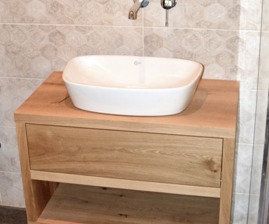 Závěsný koupelnový stolek pod umyvadlo s tip-on zásuvkou, provedení dubový masiv, drásaný, nástřik lakem s natur efektem. 800x520x450 (š*v*h)