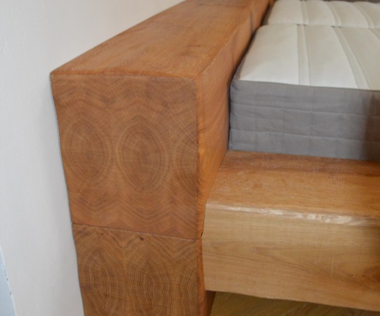 Detail masivní dubová postel, imitace rostlých dubových trámů, katrované, drásané, transparentní olej