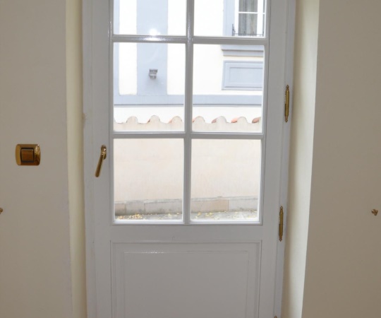 Balkonové dveře, imitace historického provedení s dvojsklem, smrkové dřevo, nátěr krycí barvou.