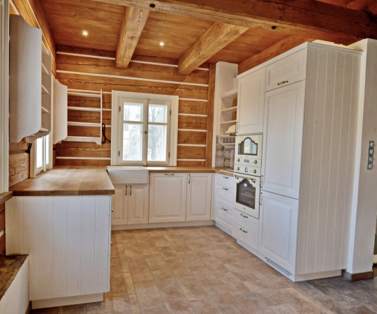Kuchyň na míru pro roubenou stavbu v tradičním venkovském stylu. Pohledové korpusy ze smrkového drásaného dřeva s průsvitným bílým nátěrem doplňuje masivní dubová pracovní deska, keramický dřez a vestavné spotřebiče v retro stylu od firmy SMEG. Vyrobeno pro www.podkrakonosovem.cz