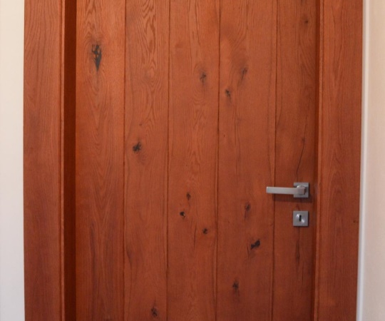 Fošnové vnitřní dveře, obložková zárubeň, dubové dřevo, drásané, mořené, nástřik supermatný lak.