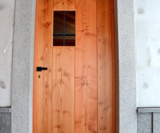 Vstupní dveře v moderním stylu, fošnové, s okénkem, černý kříž a hranatá klika, douglaska, drásané, nátěr olejem Osmo.
