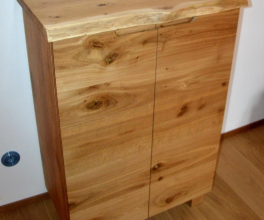Úložná skříňka s přírodní hranou na vrchní desce, dubové dřevo, nástřik lakem s natur efektem.