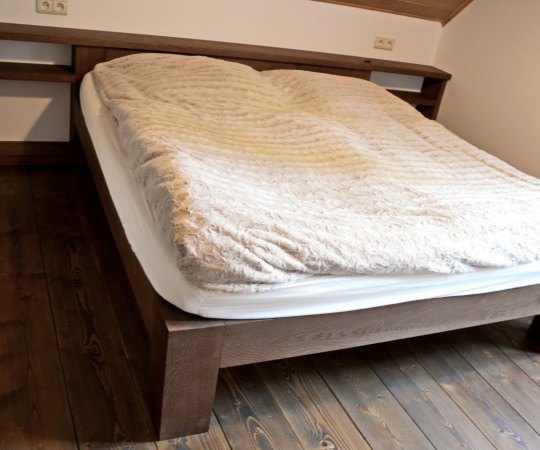 Moderní manželská postel 1800x2000, sestava s úložným prostorem, dubové dřevo, drásané, mořené, nástřik lakem s natur efektem.
