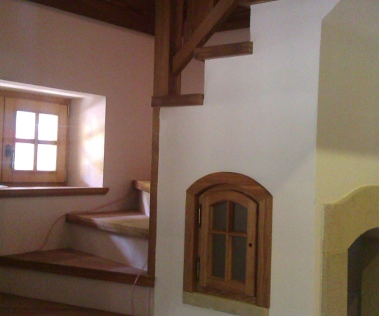 Obklad schodiště včetně zábradlí, dub, drásaný, olejovaný