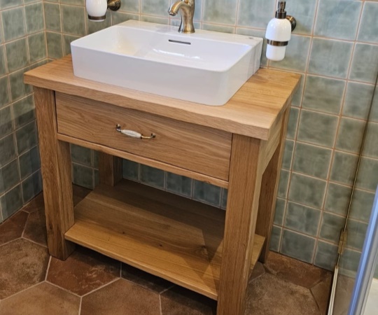 Koupelnový stolek pod umyvadlo 840x790x470 (š*v*h), provedení dubový masiv, drásaný, nátěr olejem.