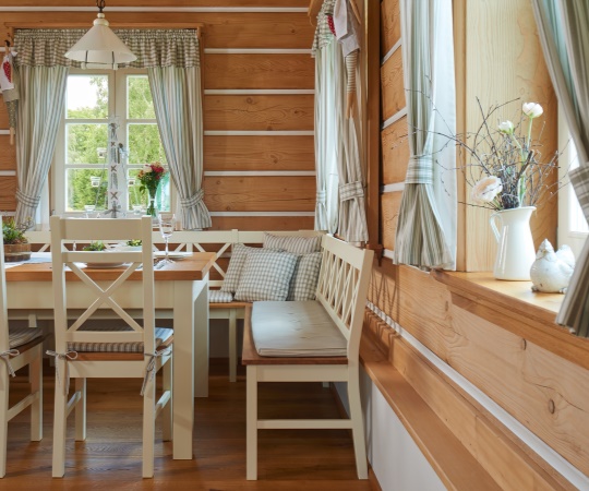Jídelní sezení, podnoží čepované, smrkové a bukové dřevo s bílým nástřikem, vrchní deska stolu a sedáky dubové dřevo nátěr olej