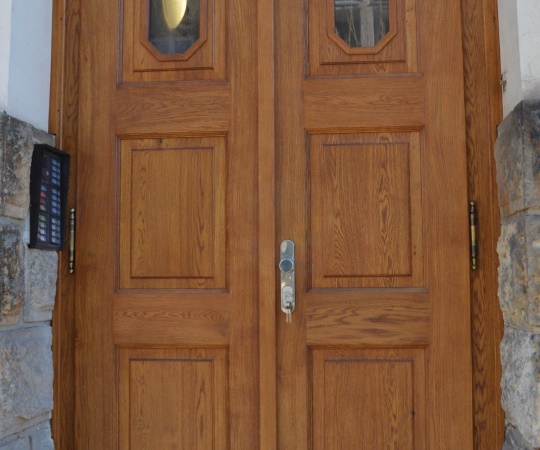 Dveře vstupní dvoukřídlé v rámové zárubni, dubové, nátěr lazurou