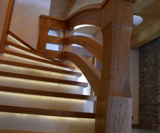 Obklad schodiště včetně zábradlí, dub, drásaný, nátěr transparentní olej