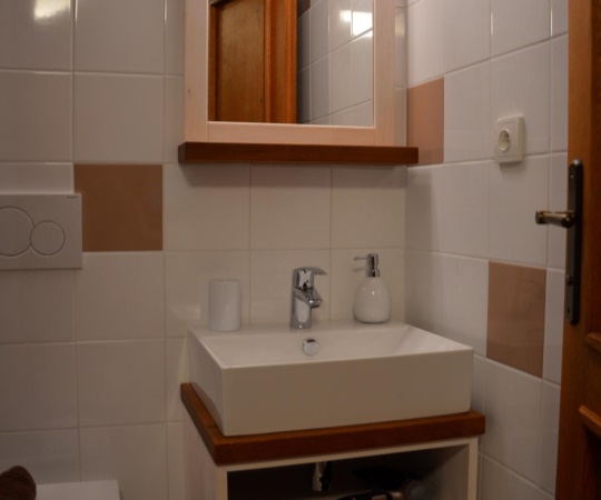 Koupelnový stolek pod umývadlo a zrcadlo, kombinace smrkového drásaného dřeva a dubového dřeva, mořené nástřik lakem natur. 540x450x450 (š*v*h) 