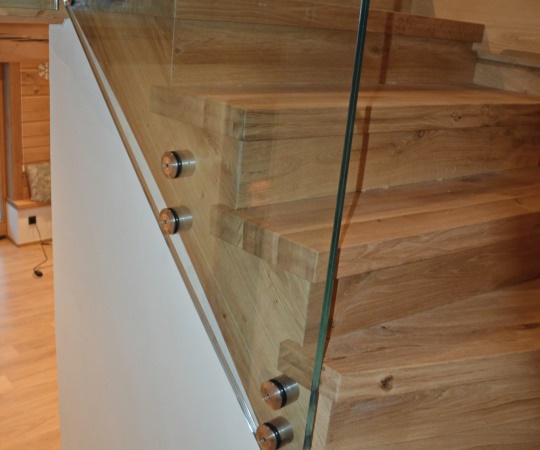 Obklad betonových schodů, stupně a podstupně s falešnou schodnicí, dubové dřevo, drásané, nástřik lakem s natur efektem. Zábradlí sklo.
