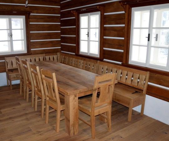 Jídelní sezení vše čepované, stůl 1000x2600,židle a rohová lavice s ůložným prostorem, vše dubové dřevo, drásané, katrované, nátěr olej