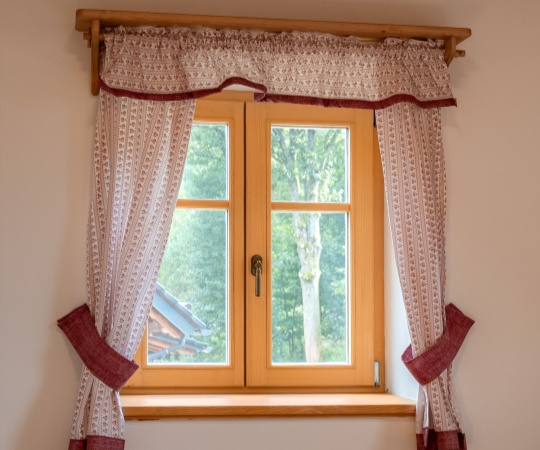 Dvoukřídlé okno ze smrkového masivu v provedení Eurookno 78 s  izolačním trojsklem a vnitřním smrkovým okenním parapetem. Povrchová úprava je provedena lazurou Adler, která zvýrazňuje přirozenou kresbu dřeva a zároveň zajišťuje jeho ochranu. Okno je osazeno stylovou klikou Dáša, která podtrhuje celkový vzhled okna.