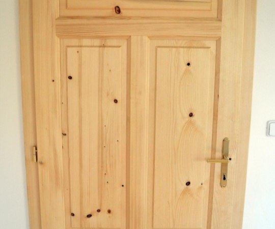 Dveře jednokřídlé vnitřní kazetové v obložkové zárubni, smrkové dřevo,nátěr olejem. 