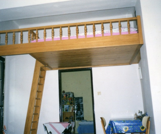 Vyvýšená postel, z masivního dubového dřeva, nástřik transparentní lak