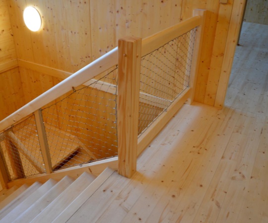 Dvouramenné samonosné schody s podestou včetně zábradlí s výplní nerezová síť, smrkové dřevo, nátěr olejem.
