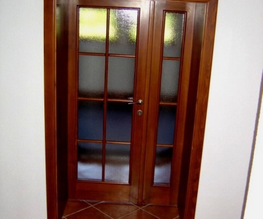 Dveře interierové, dvoukřídlé, kazetové prosklené, obložková zárubeň, borové, nástřik silnovrstvá lazura 