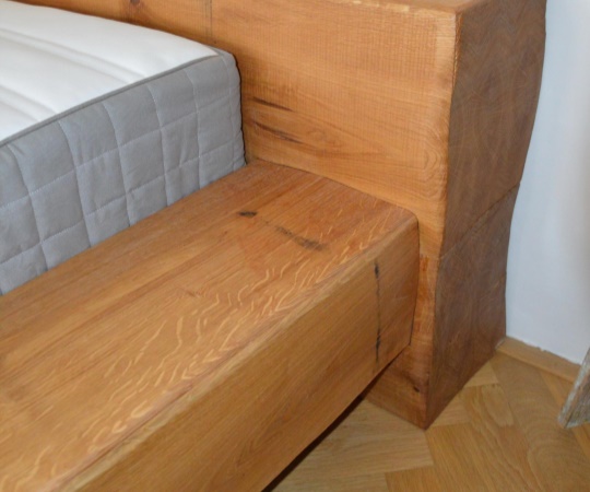 Detail masivní dubová postel, imitace rostlých dubových trámů, katrované, drásané, transparentní olej