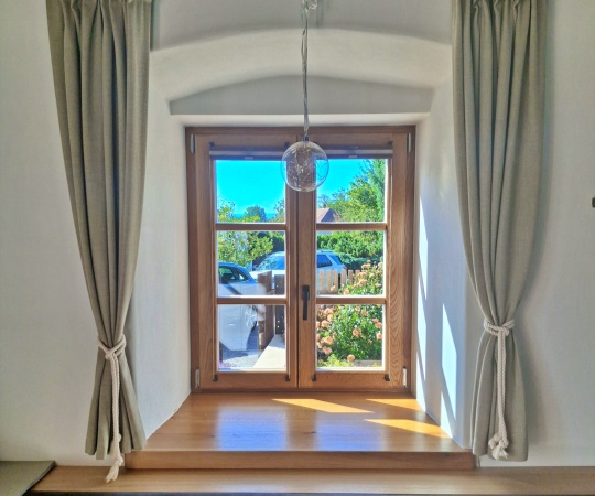 Dvoukřídlé okno z dubového masivu 
Eurookno 78 s izolačním trojsklem a dubovým parapetem. Povrch je ošetřen UV ochranným olejem OSMO, který podtrhuje krásu dubového dřeva. 
Okno je osazeno elegantní klikou Mini-T.