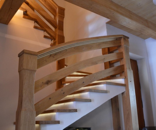 Obklad schodiště včetně zábradlí, dub, drásaný, nátěr transparentní olej