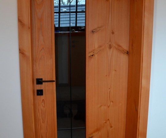  Dveře vnitřní jednokřídlé, prosklené s obložkovou zárubní.