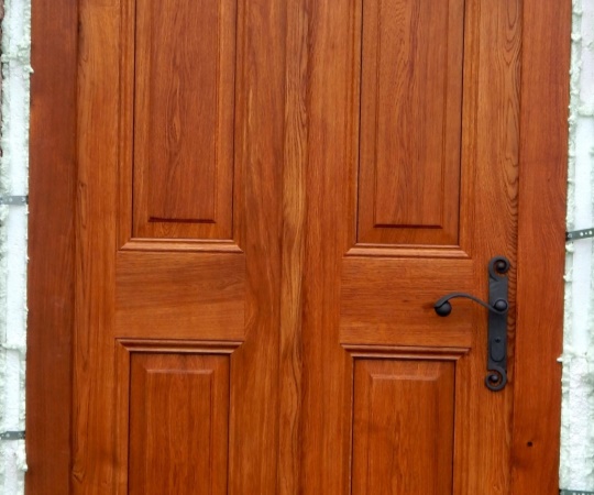 Dveře dubové vstupní, jednokřídlé, drásané, nátěr lazurou. Kovaná klika.