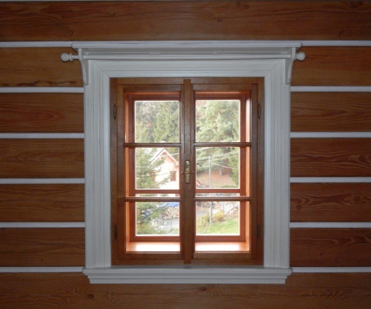 Okno špaletové dvoukřídlé, dub drásaný, nátěr lazurou, obložka s garnyží, dub, bílá patina