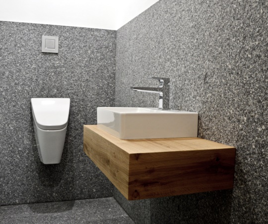 Levitující koupelnový stolek v moderním stylu. Dubové dřevo, drásané, nástřik lakem s natur efektem.