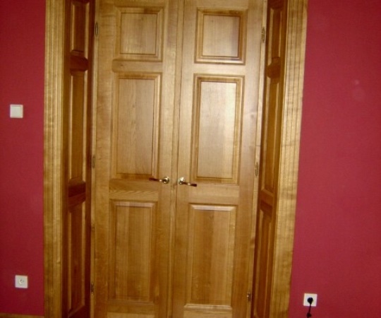 Dveře interierové,dvoukřídlé, kazetové, obložková zárubeň, dubové, nástřik transparentní lak
