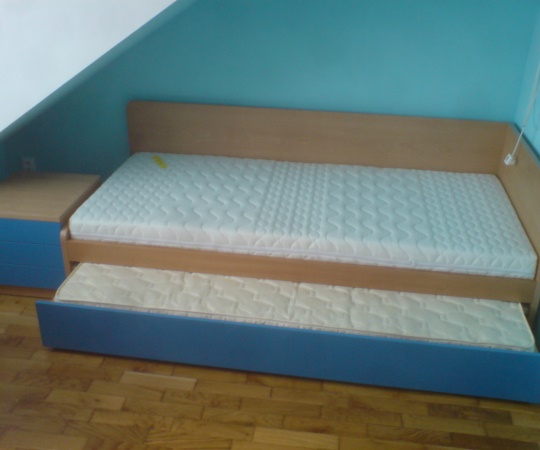 Rozkládací dětská postel, buková dýha, kombinace krycí modré barvy, a transparentního laku