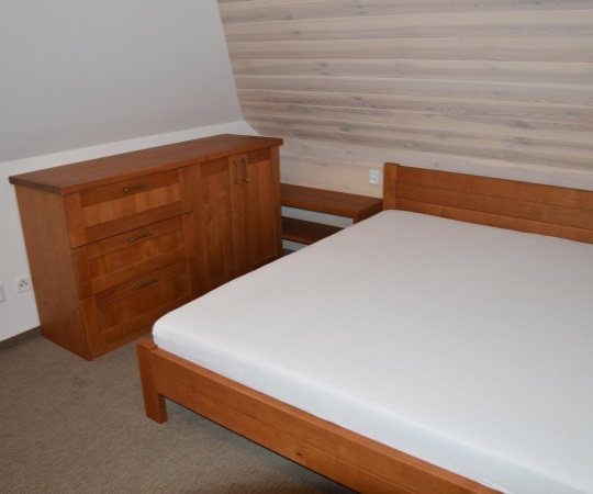 Manželská postel, dubové dřevo, mořená, nastřik transparentní lak.