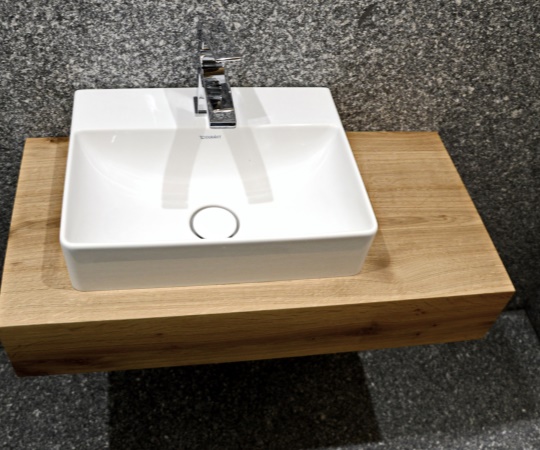 Levitující koupelnový stolek v moderním stylu. Dubové dřevo, drásané, nástřik lakem s natur efektem.