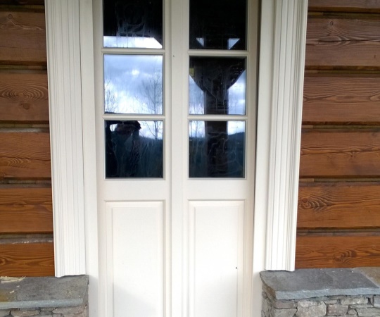 Balkónové dveře euro 78 s obložkou, ozdobná profilace, jednokřídlé imitace dvoukřídlých, smrk, nástřik krycí barvou
