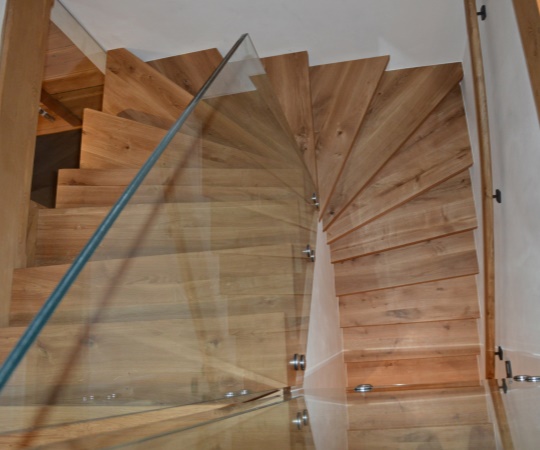 Obklad betonových schodů, stupně a podstupně s falešnou schodnicí, dubové dřevo, drásané, nástřik lakem s natur efektem. Zábradlí sklo.