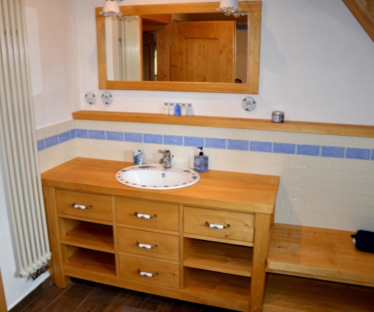 Koupelnový stolek se zásuvkami, zrcadlo, vyroben ze smrkového dřeva, drásaný, nátěr lazurou. 1540x840x530 (š*v*h)
